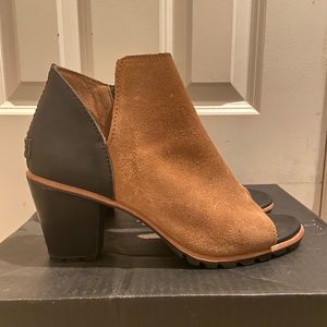 Sorel booties, worn once, still in box